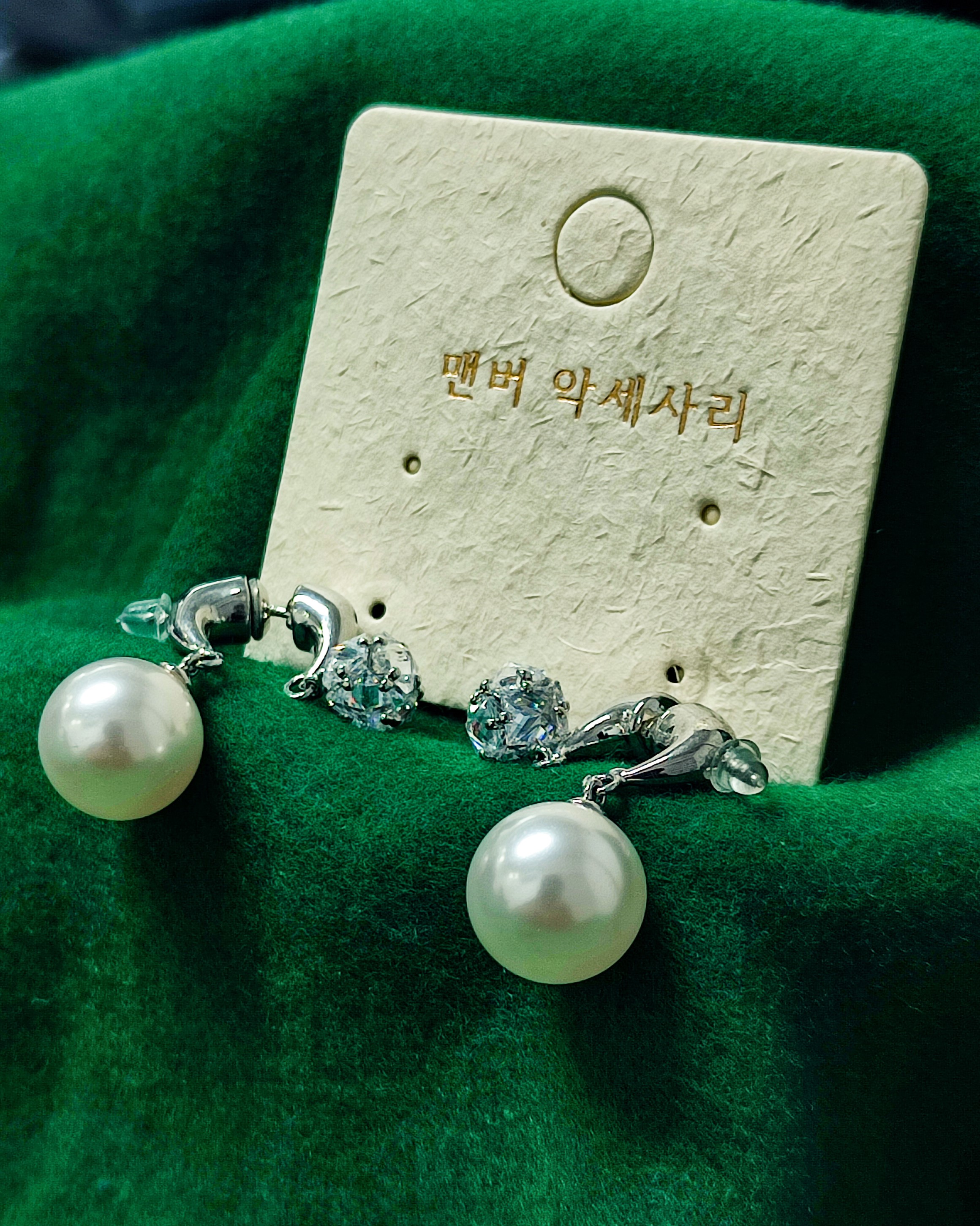 Chic Accessoire Elegant Silver Crystal Ball and Pearl Drop Earrings